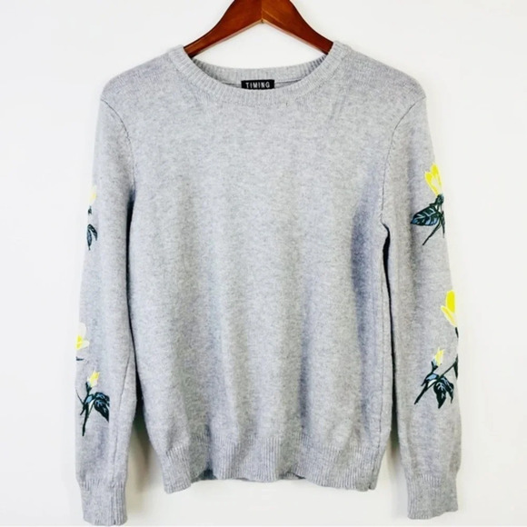 T.I.M.I.N.G. Gray Long Sleeve Knit Sweater With Yellow Floral Detail‎ Size Large - Picture 3 of 7